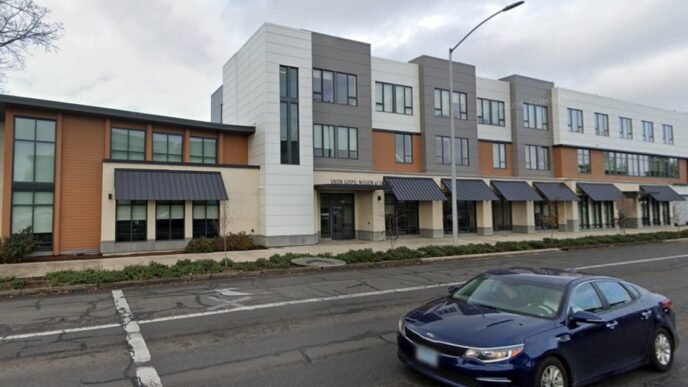Suspect in custody after 11 stabbed at Oregon homeless services provider