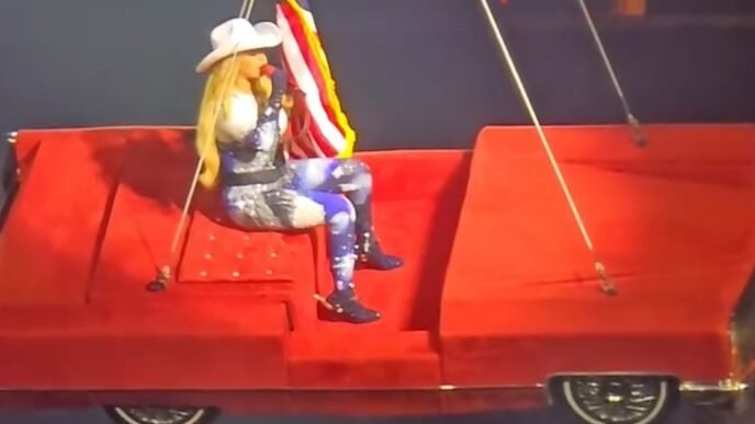 Video shows Beyonce pausing concert after set piece malfunctions