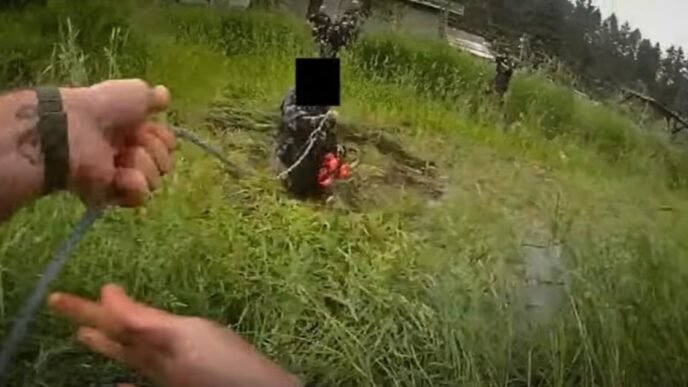 Washington deputy uses lasso to retrieve chainsaw-wielding man out of a pond