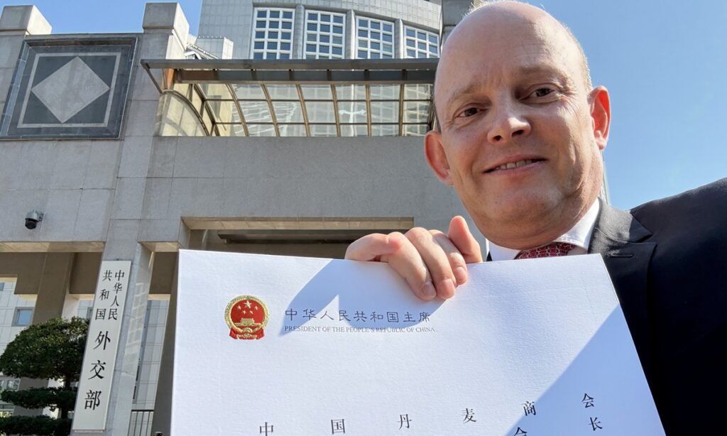 Simon Lichtenberg presents a reply letter from President Xi. Photo: Courtesy of Lichtenberg